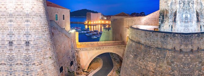 Trip Liechtenstein Stadt Urlaub - Dubrovnik - Einen Wahnsinns Panoramablick hat man von Dubrovniks Hausberg Srd. Empor geht’s ganz easy und entspannt, minutenschnell mit der Luftseilbahn. Für begeisterte GOT-Fans empfiehlt sich die speziell geführte Game-of-Thrones-Tour zu den bekanntesten Drehorten und Schauplätzen der erfolgreichen Kultserie, der Eiserne Thron ist auf der kleinen idyllischen Insel Lokrum zu bestaunen. Die beliebtesten Orte für Dubrovnik Ferien, locken mit besten Angebote für Hotels und Ferienunterkünfte mit Werbeaktionen, Rabatten, Sonderangebote für Dubrovnik Urlaub buchen. Reisedaten eingeben und Hotel Flug Mietwagen Attraktionen Taxis für eine Dubrovnik Reise flexibel buchen. Sollten sich die Pläne ändern, sind viele der Unterkünfte und Zimmer in Dubrovnik kostenfrei stornierbar.